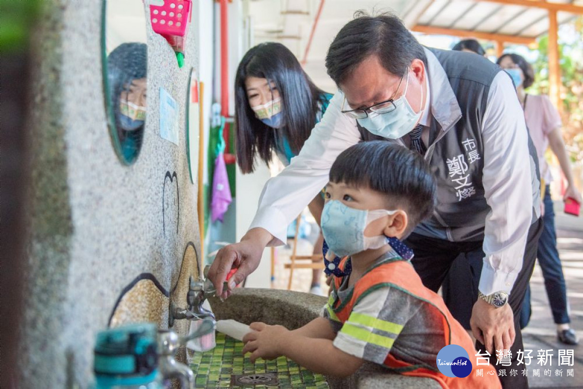 市長與幼兒園小朋友互動，宣導正確洗手步驟。<br /><br /> 