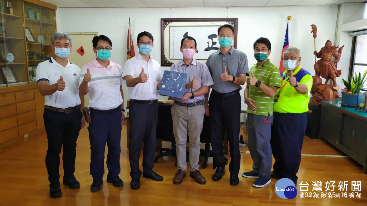 虎尾科技大學學務處學務長蘇暉凱率領五位同仁，前往虎尾分局拜訪分局長廖志明商討強化校園安全機制／警方提供