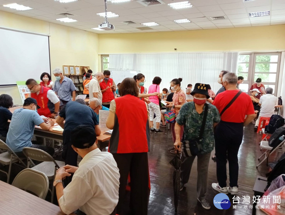 新店區大鵬華城活動現場,申辦新式榮民證及數位「榮福卡」的人潮踴躍