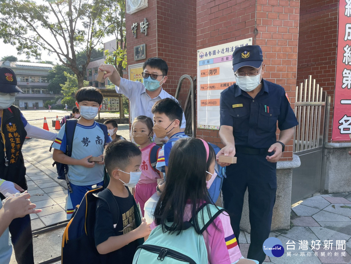 平鎮警分局執行「護童專案」勤務，加強校園周邊的交通疏導。