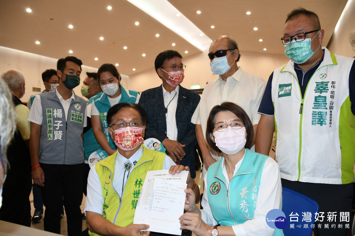 林世賢市長在黃秀芳立委陪同下完成競選連任登記。圖／彰化市公所提供