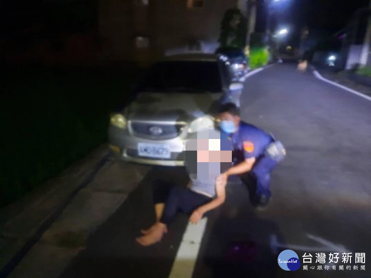 斗南分局新光派出所副所長黃建智與警員陳正睦協助老婦人平安返家／警方提供