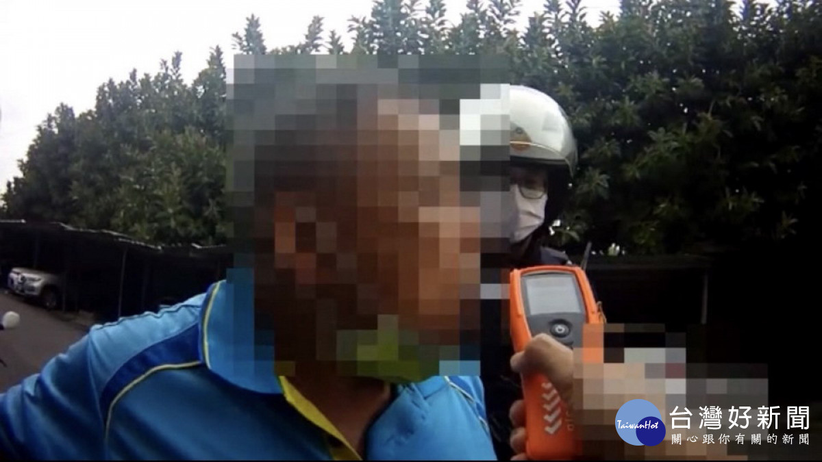 ▲男子在與欲探訪的親戚相聚前,先遭警方依涉嫌公共危險罪送辦。
