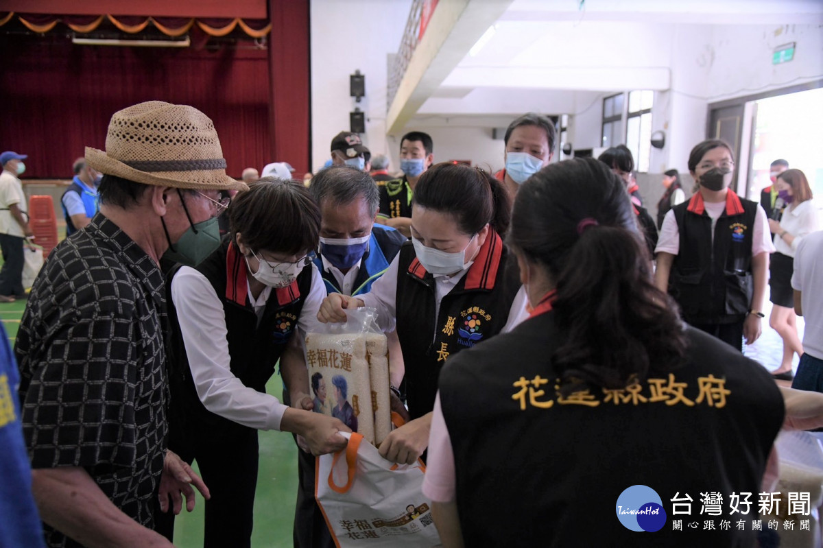 花蓮縣府中秋物資於南區發放　徐榛蔚暖心提醒家長為孩子備足口罩