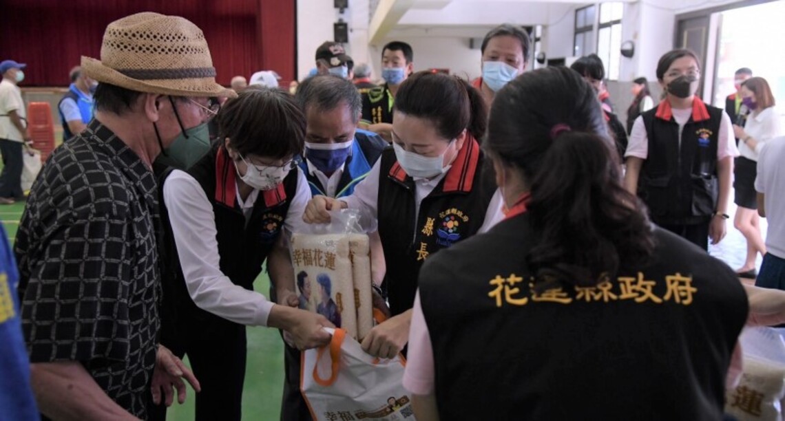 縣府中秋物資於南區發放 徐榛蔚暖心提醒家長為孩子備足口罩
