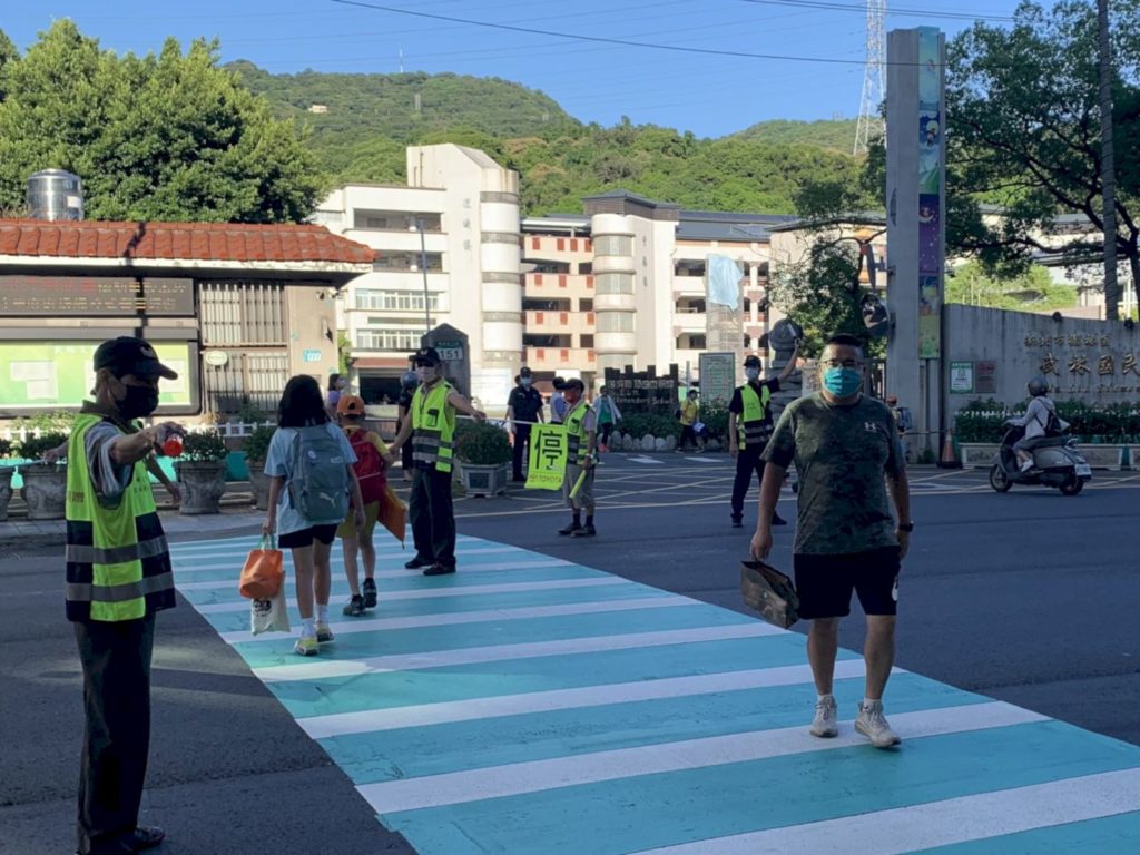 樹林警方結合導護老師及學校志工在轄區國小校門口守望,執行交通疏導。