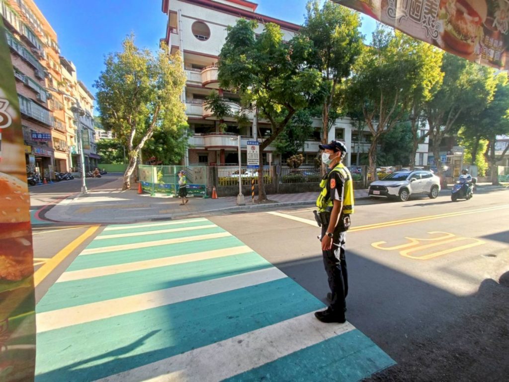 樹林警方結合導護老師及學校志工在轄區國小校門口守望,執行交通疏導。