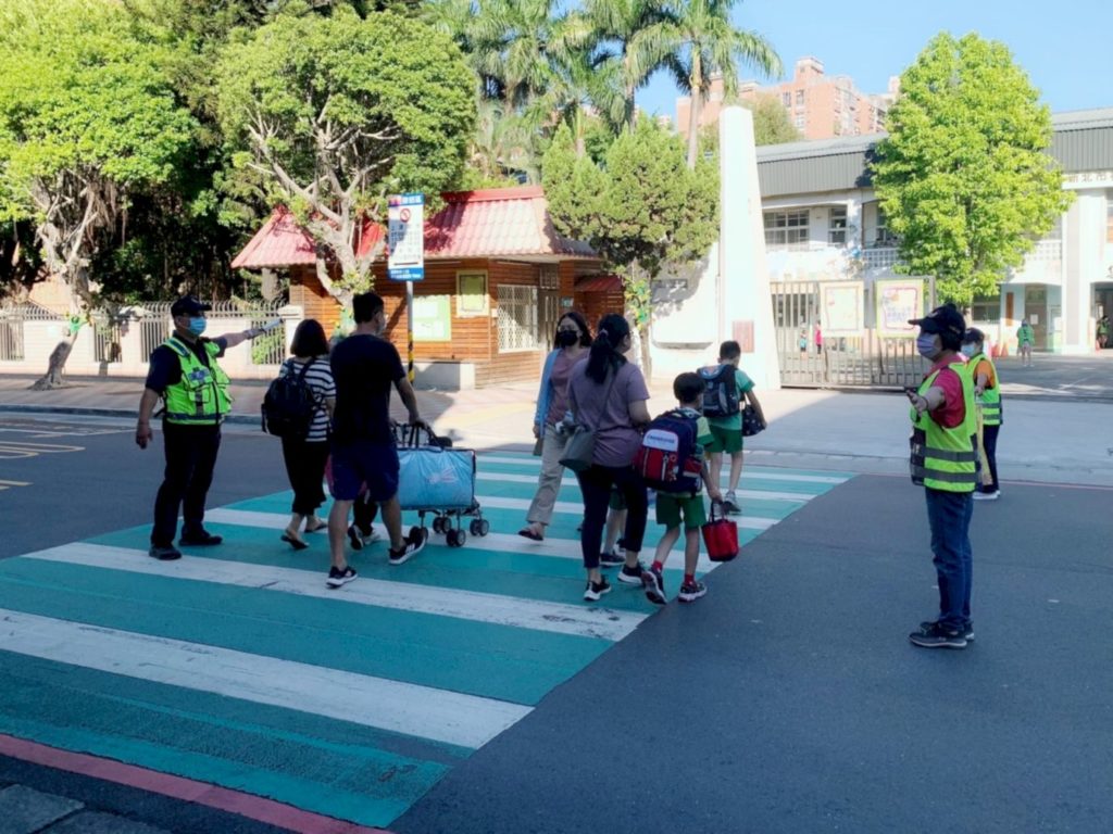 樹林警方結合導護老師及學校志工在轄區國小校門口守望,執行交通疏導。