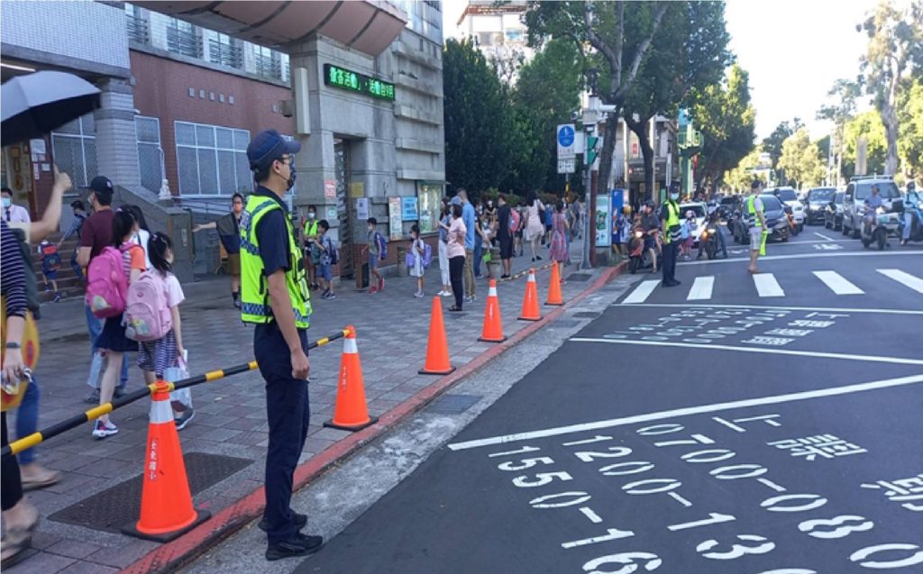 士林分局特別增派警力於開學當日上、下學時段，針對轄區內各級學校周邊重要道路路口，維護校園周邊交通秩序