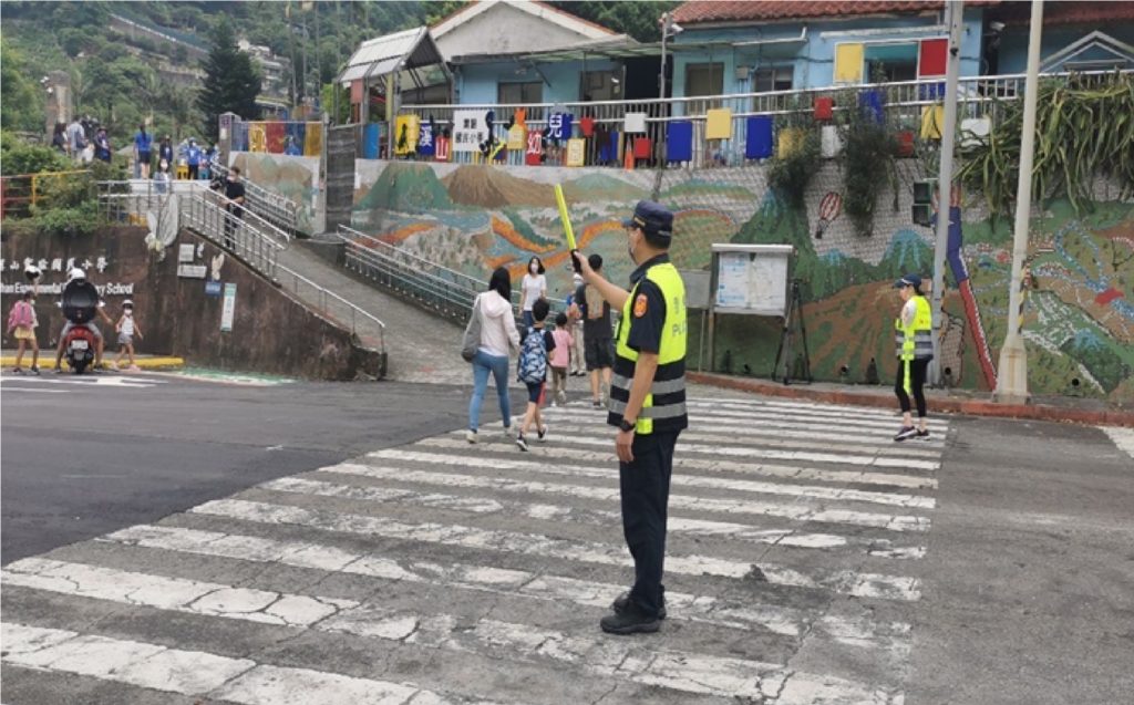 士林分局特別增派警力於開學當日上、下學時段，針對轄區內各級學校周邊重要道路路口，維護校園周邊交通秩序