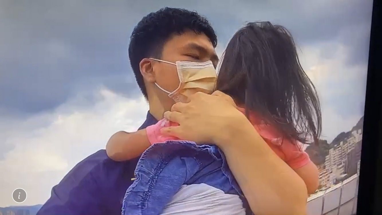 母帶女頂樓揚言自殺 警千鈞一髮之際搶救寶貴生命