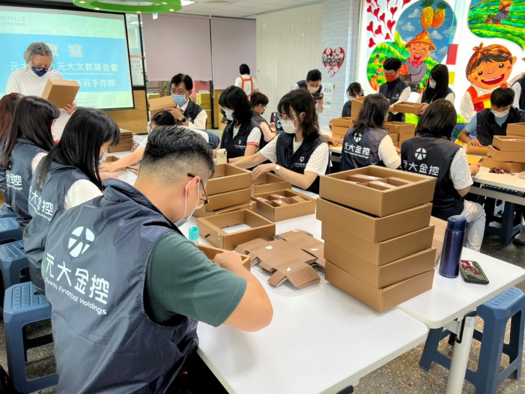 元大文教基金會召募內部愛心志工協助唐寶寶摺秋節限量禮盒紙盒