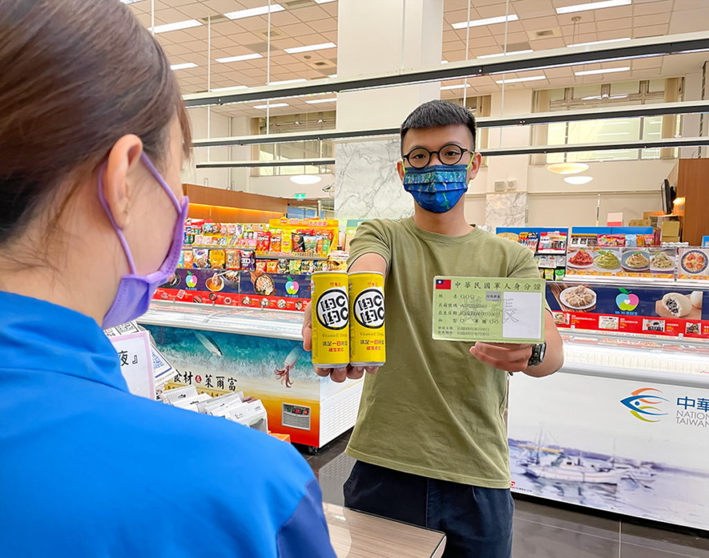 9月3日國軍弟兄到全台萊爾富門市(特殊門市除外),於結帳時出示軍人相關證件,購買指定提神能量飲享買1送1