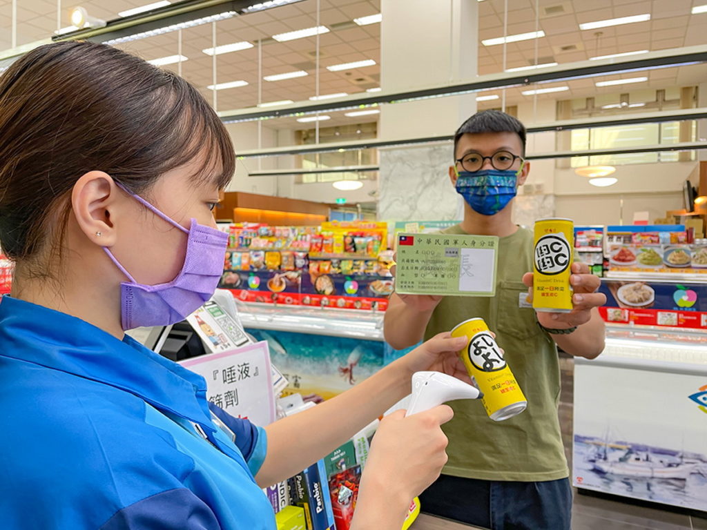 萊爾富推出軍人節專屬限定優惠活動,提神能量飲PowerBOMB荔枝海鹽啤酒花風味225 mL享買1送1
