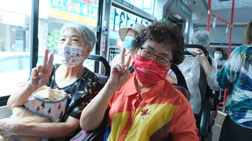 搭公車一起出遊去