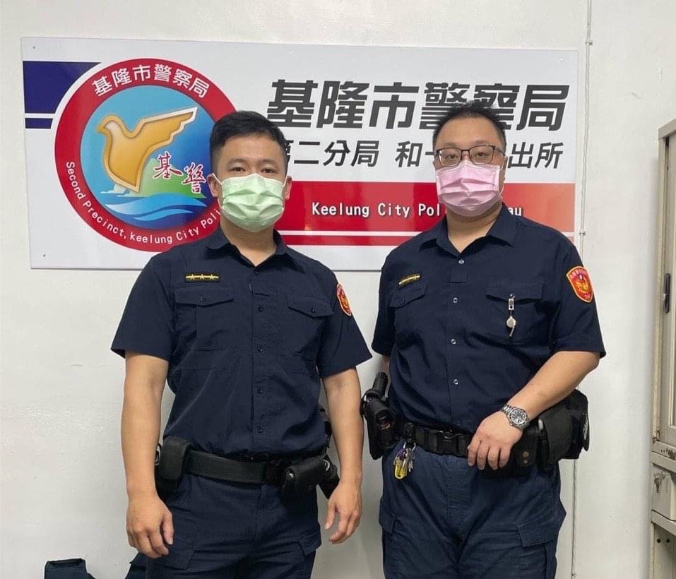 少女慶豐年晚歸,和一路派出所警員鄭旭翔(左),警員潘禹叡(右)護助返家。
