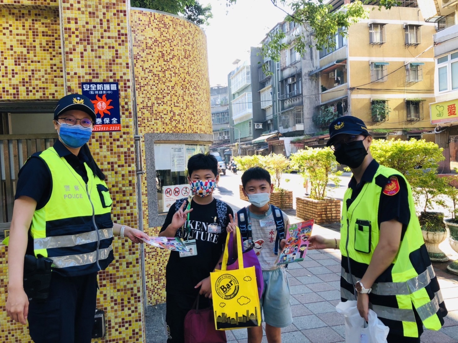 婦幼警察隊增派警力於校園周邊執行守望勤務，並發放警車造型筆筒與「認識警察」造型貼紙，增添開心上學的氛圍。