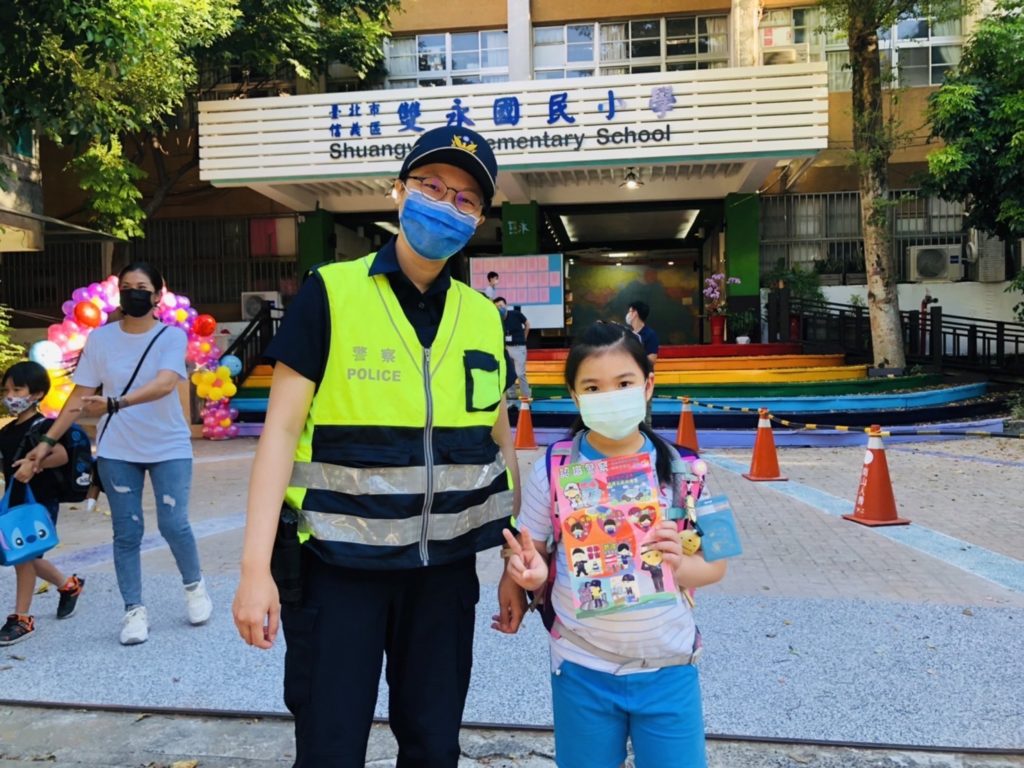 員警現場發放「上學禮」提醒學童注意人身安全。