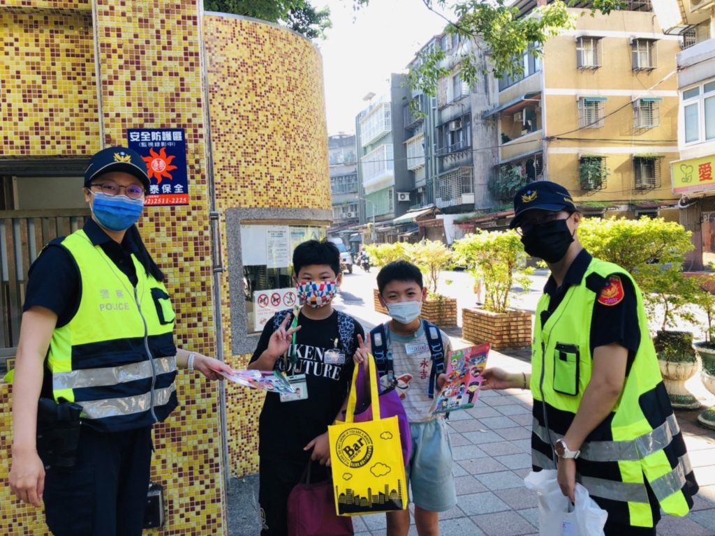 婦幼警察隊增派警力於校園周邊執行守望勤務,並發放警車造型筆筒與「認識警察」造型貼紙,增添開心上學的氛圍。