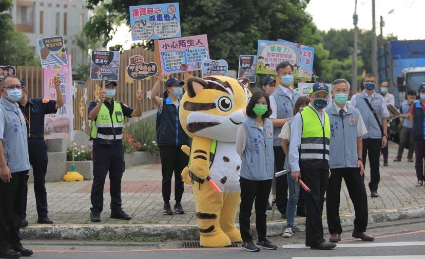 ▲8月30中小學開學日,苗栗員警動員157名警力守護學童上下學 (圖/苗栗縣警察局 提供)