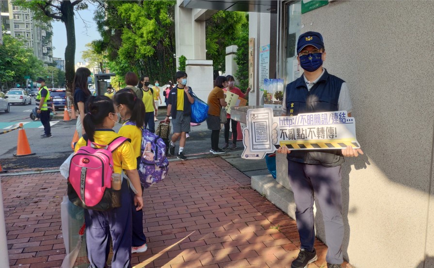 ▲第一警分局宣導團前往忠孝國小護童,以熊票卡夾、彩色蠟筆及便條紙等可愛宣導品加強學童自我保護觀念 (圖/台中市警察局 提供)