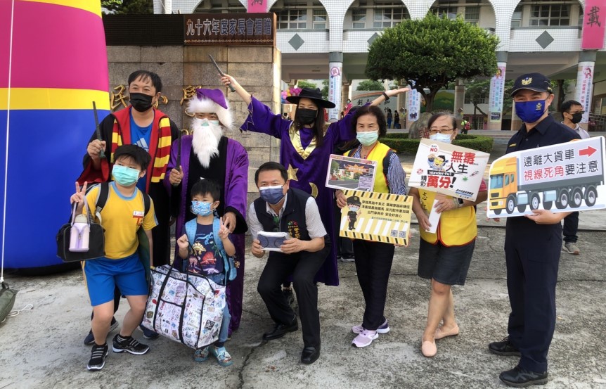 ▲第二警分局長陳家銘帶隊,與扮演「哈利波特」霍格華茲校長的太平國小余益興校長一起迎接學生開學 (圖/台中市警察局 提供)