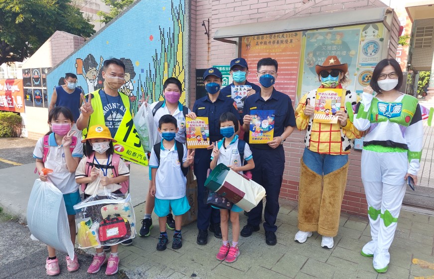 ▲大雅副分局長黃振昌率團前進文雅國小,與「巴斯光年」及「胡迪」一同歡迎學童開學 (圖/台中市警察局 提供)