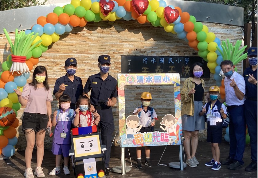 ▲清水分局長游永中親自率團至清水國小,搭配『清水婦幼號』小警車向學童宣導交通安全與犯罪預防 (圖/台中市警察局 提供)