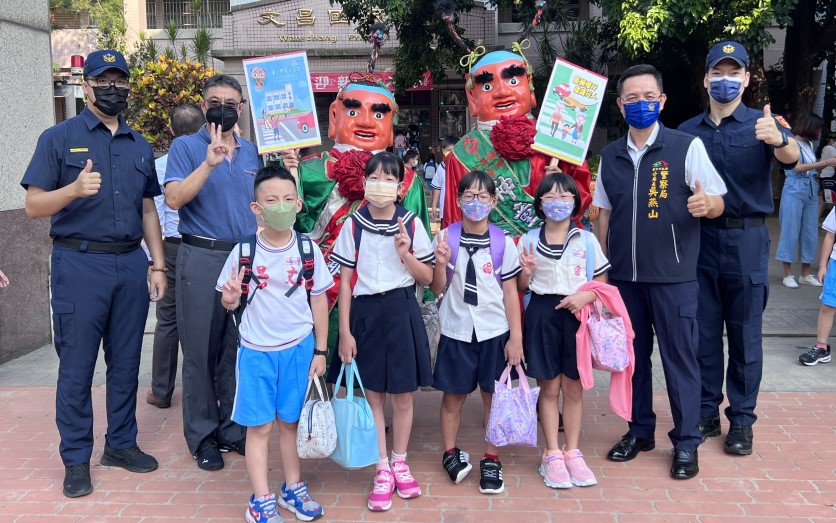 ▲大甲分局長吳燕山率團至文昌國小,和鎮瀾宮「招財」「進寶」兩位神童逗陣護童上學 (圖/台中市警察局 提供)