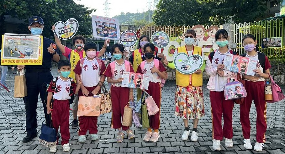 ▲霧峰分局發送溫馨陽光婦幼粉紅摺頁,幫助家長及學童提升婦幼保護觀念 (圖/台中市警察局 提供)