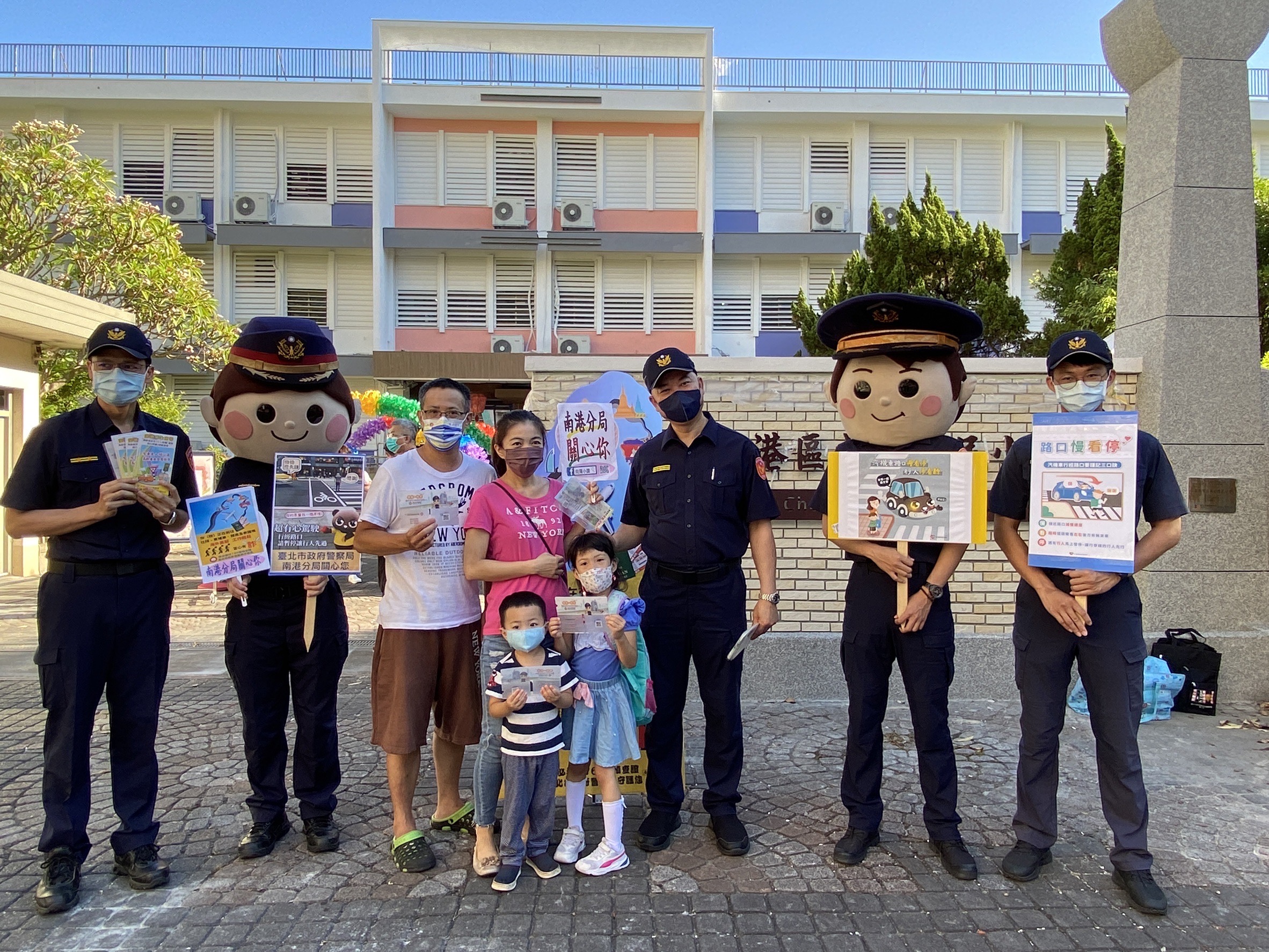 圖:南港分局分局長陳金城帶隊利用開學日至成德國小宣導交通安全觀念