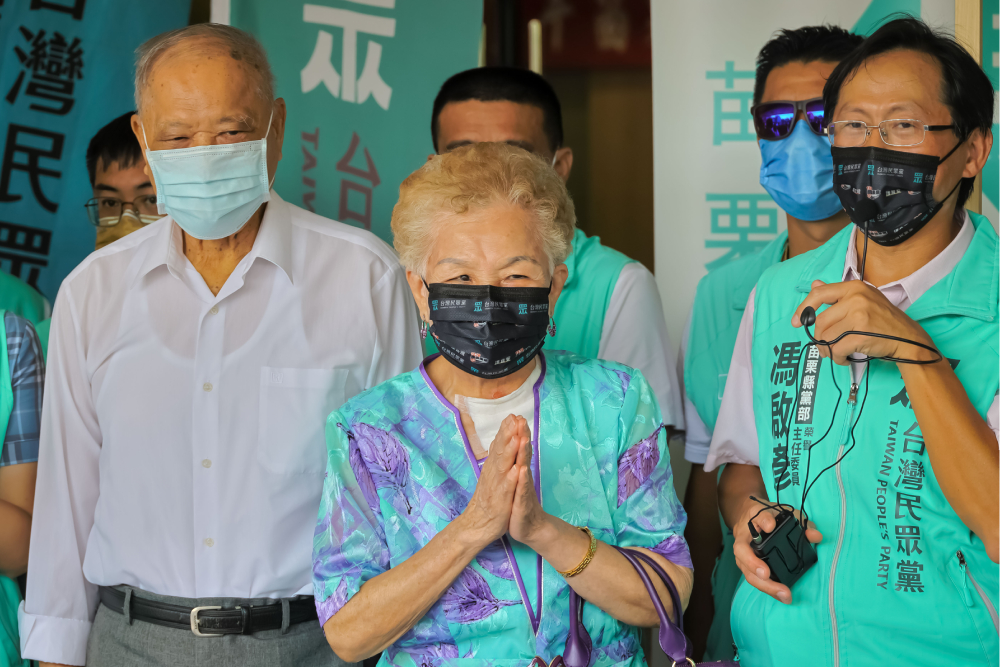 鍾東錦領表巧遇柯爸柯媽 呼籲藍白合作共同監督民進黨 37 匯流照片221220830A006
