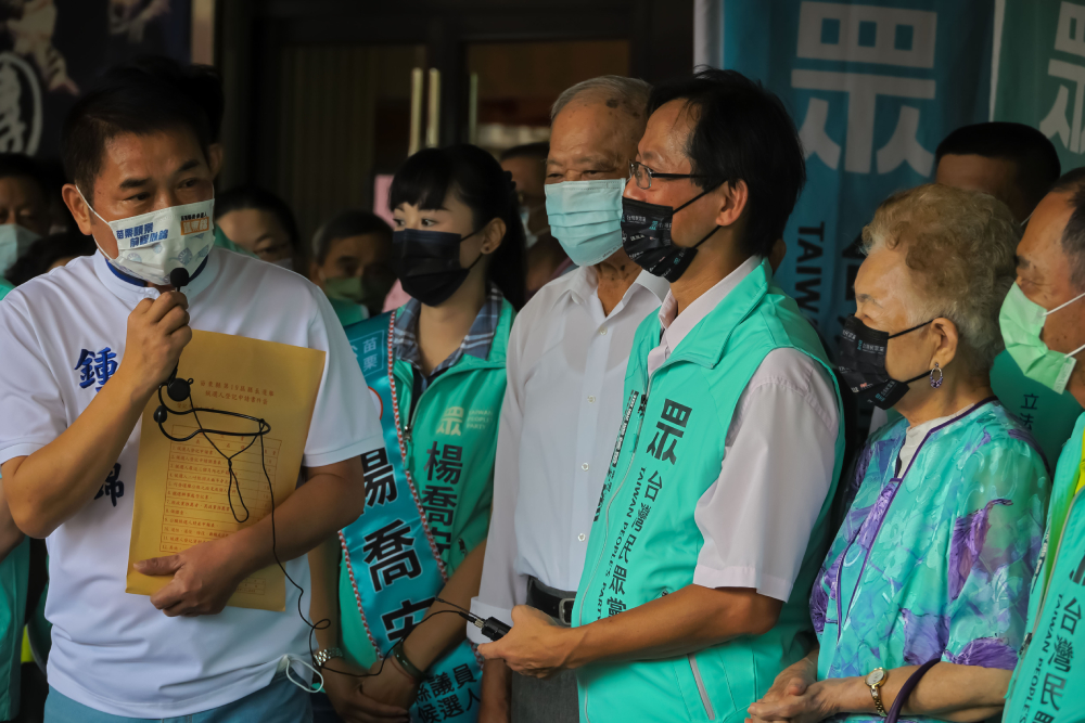 鍾東錦領表巧遇柯爸柯媽 呼籲藍白合作共同監督民進黨 38 匯流照片221220830A007