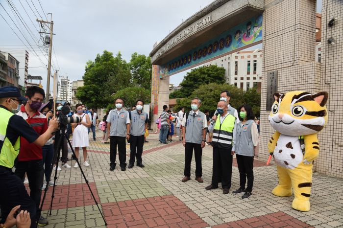 開學日! 徐耀昌率隊宣導交安反菸毒