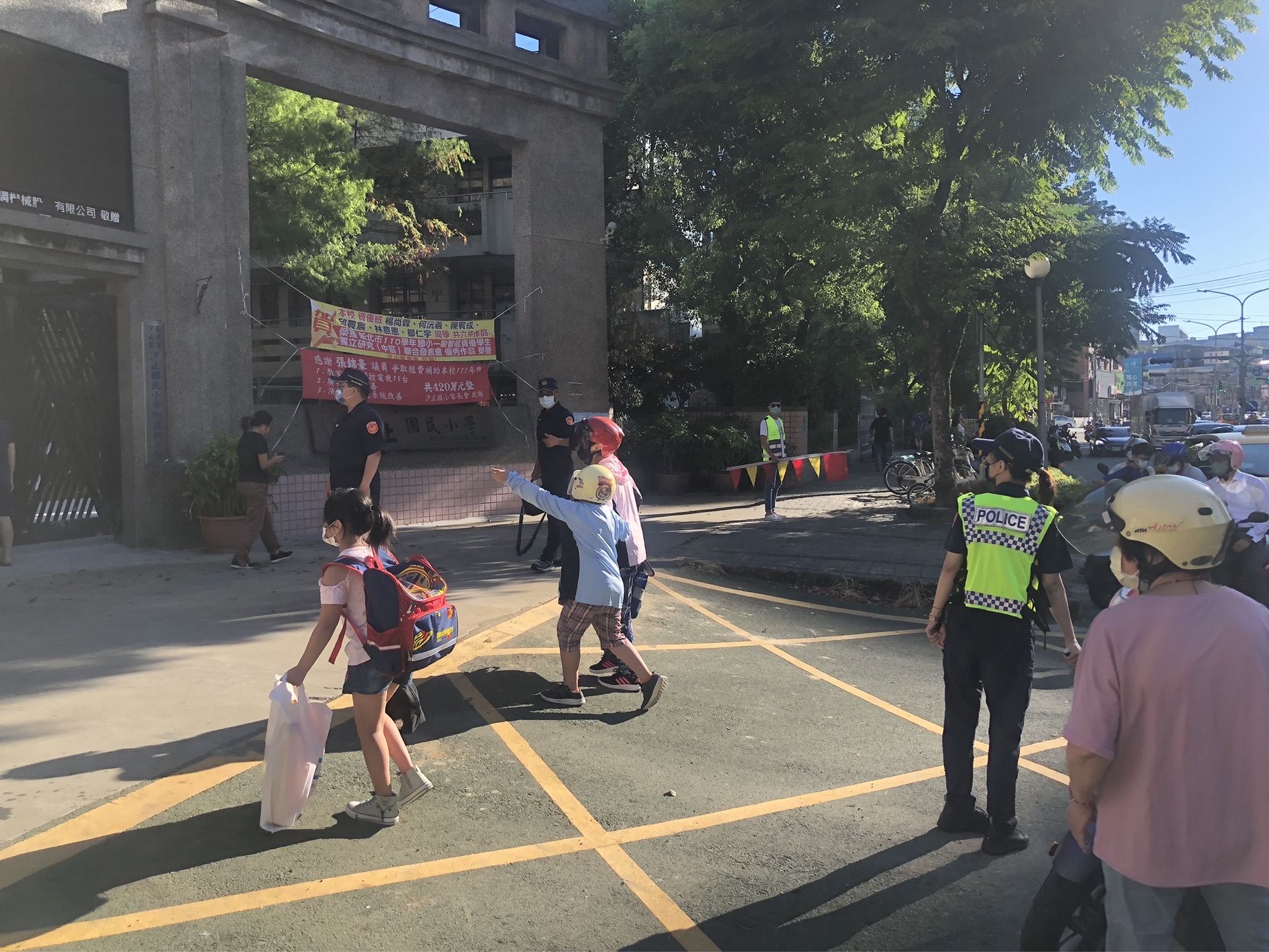 圖片說明:汐止警分局為維護轄內學童上(放)學時段人身安全,啟動「護童勤務」。(記者徐煜勝翻攝)