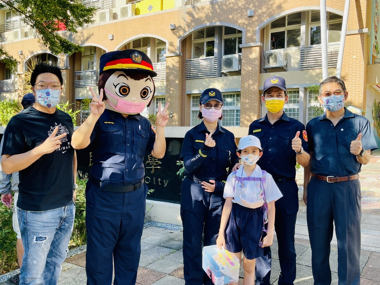 圖片說明:海山分局分局長周振安特地率家防官們前往海山國小向學童們進行婦幼安全宣導。(記者戴昱弘翻攝)