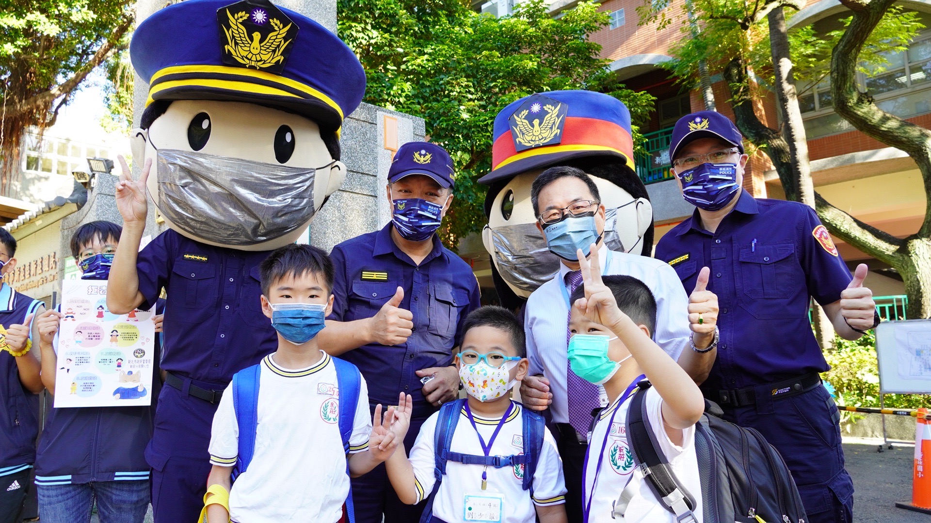 圖片說明:新北市政府警察局新莊分局長林温柔特地率副分局長、防治組長前往轄內新莊國小執行「護童勤務」。(記者戴昱弘翻攝)