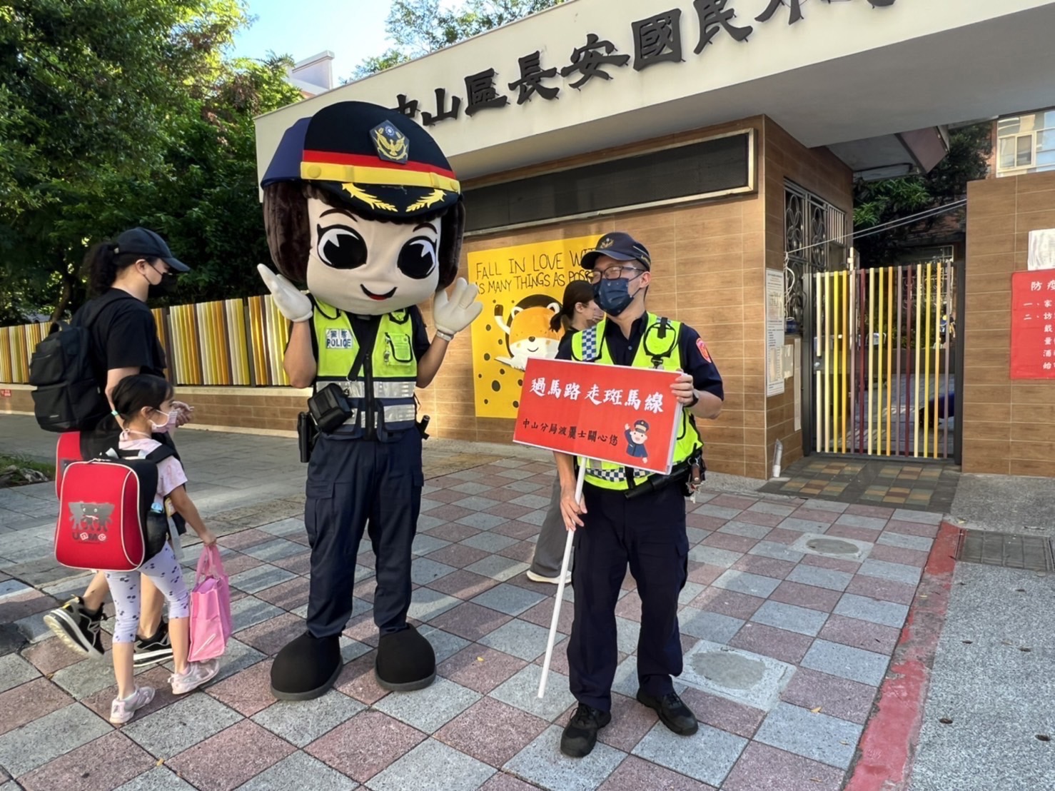 圖片說明:開學首日,中山警護學童安全加強交通疏導、宣導。(記者宋紹誠翻攝)