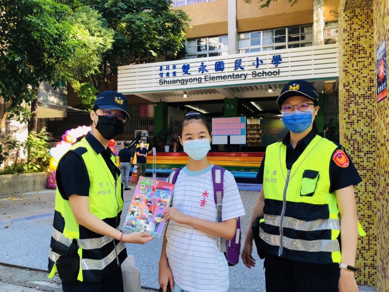圖片說明:員警現場發放「上學禮」提醒學童注意人身安全。(記者宋紹誠翻攝)