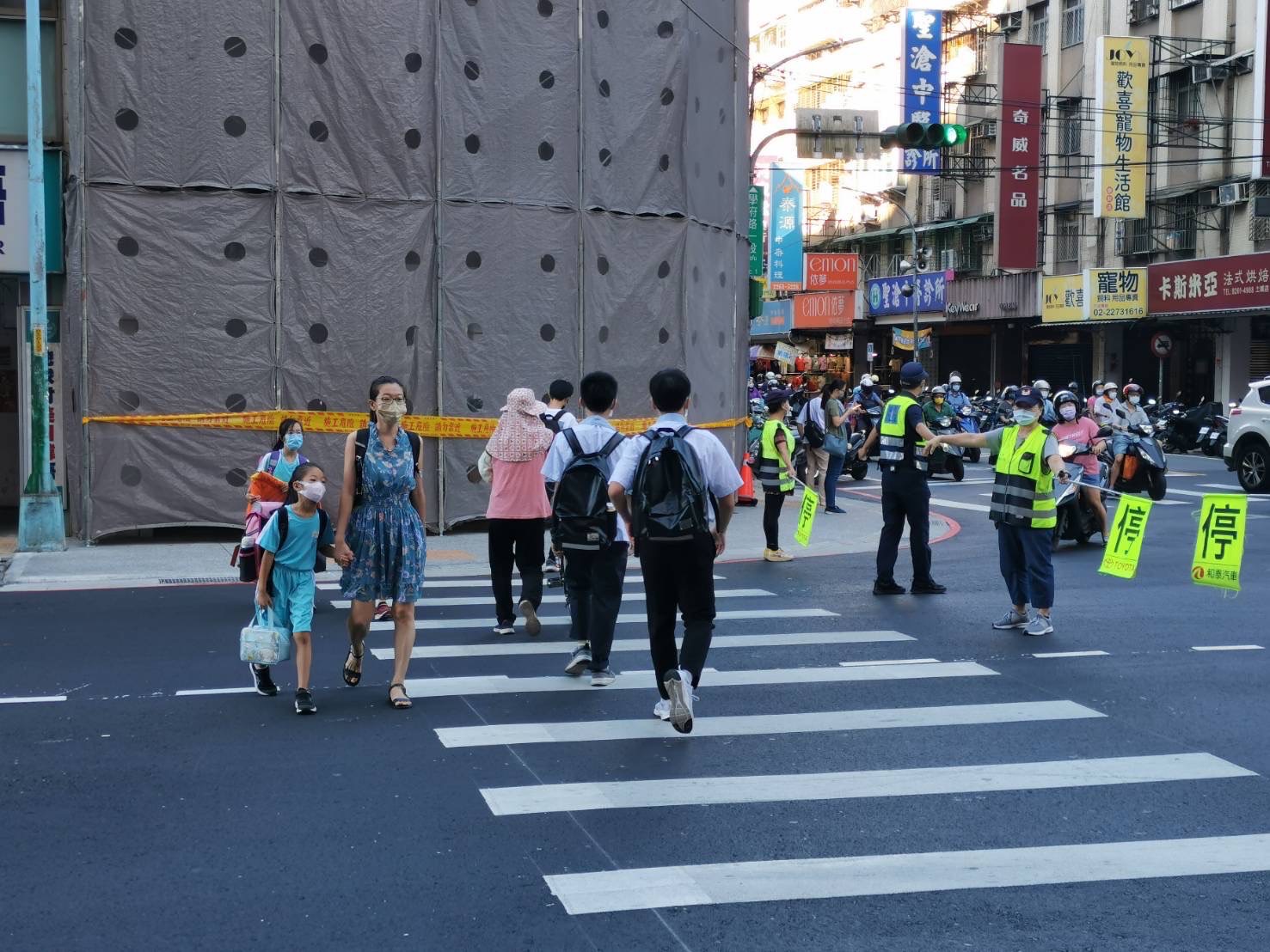 開學日土城警啟動校園安全計畫 學童上學揪安心