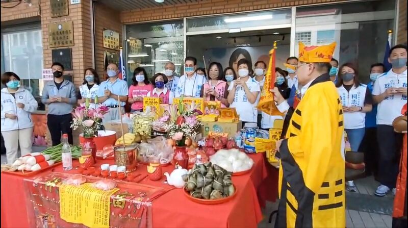 影／柯志恩競選總部辦祈安植福儀式象徵總部成立