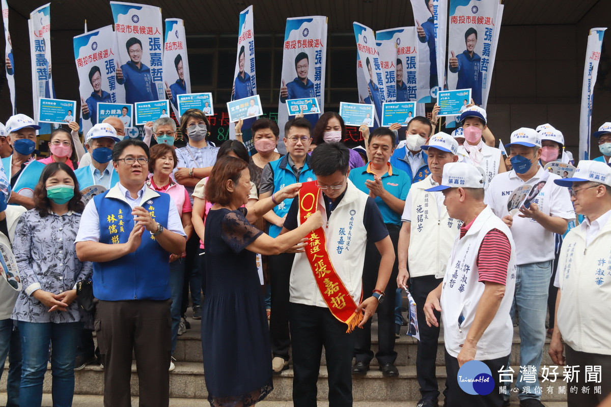 宋懷琳市長為張嘉哲披綵帶加油。(記者扶小萍攝)