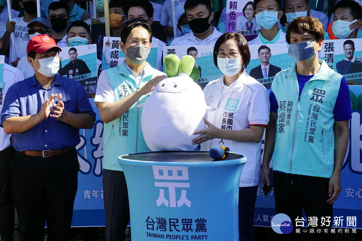 台灣民眾黨立委張其祿致贈賴香伶「好彩頭寶寶」,預祝高票當選桃園市長。