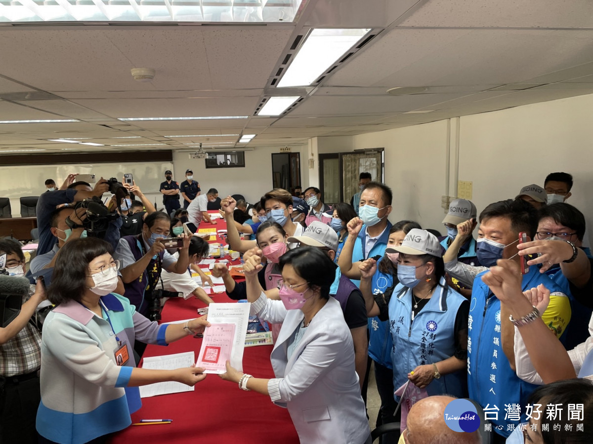 王惠美完成登記。圖/記者鄧富珍攝