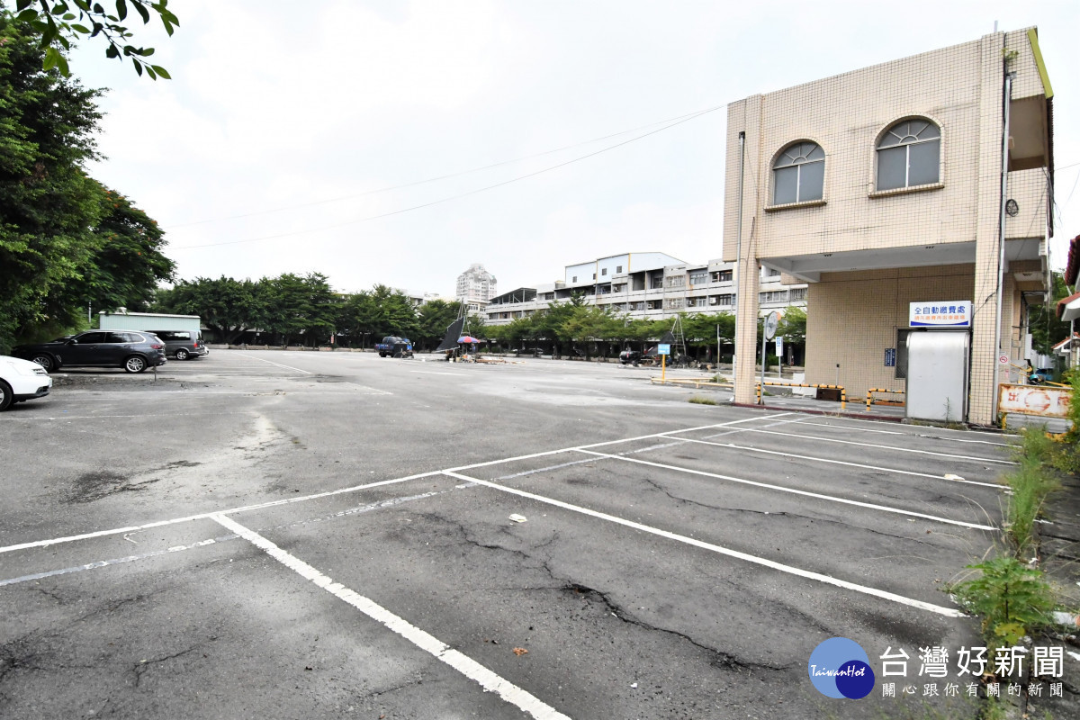 彰化首座綜合百貨中友百貨(彰化店)用地完成公私點交(現場)。圖/記者鄧富珍攝