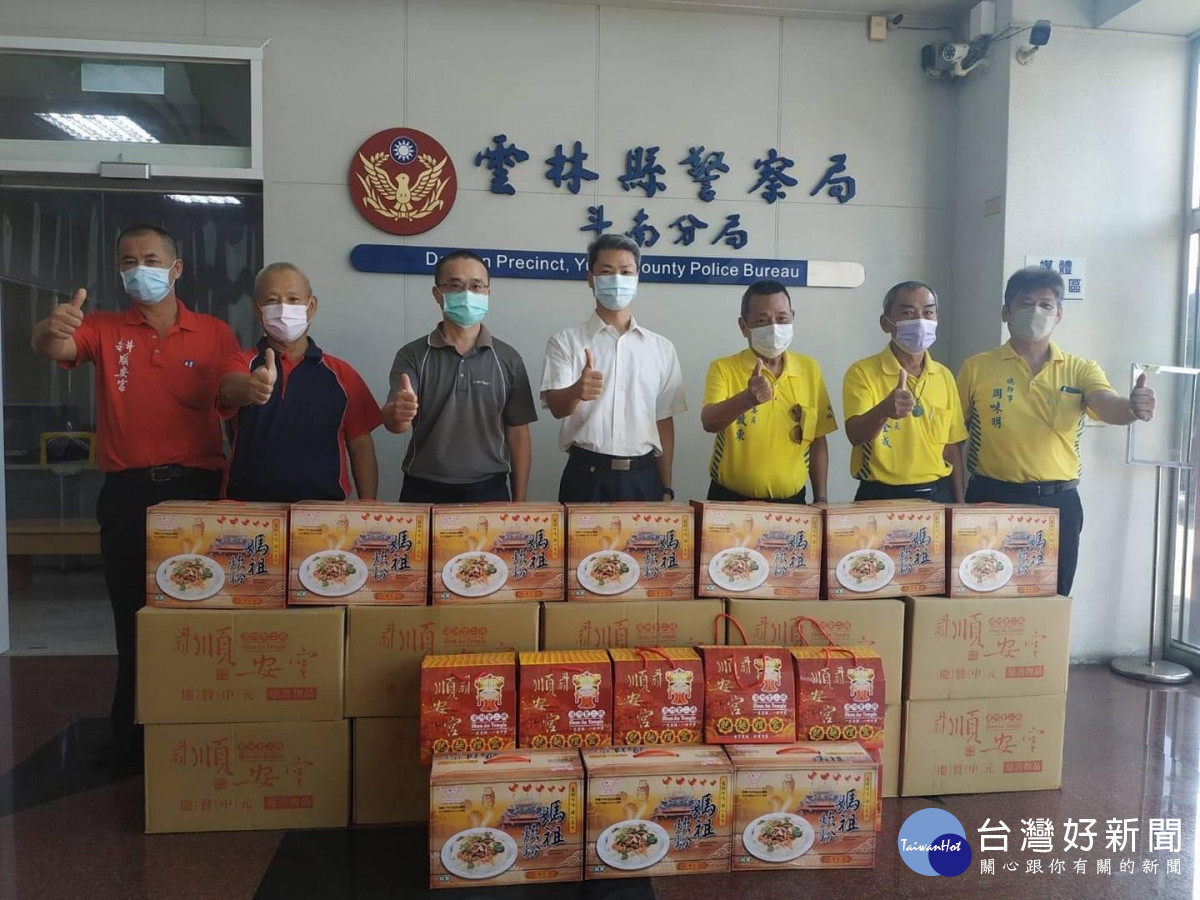 斗南警分局辦理順安宮捐贈協助發放弱勢民眾物資活動，由順安宮主任委員吳啟東代表捐贈／警方提供
