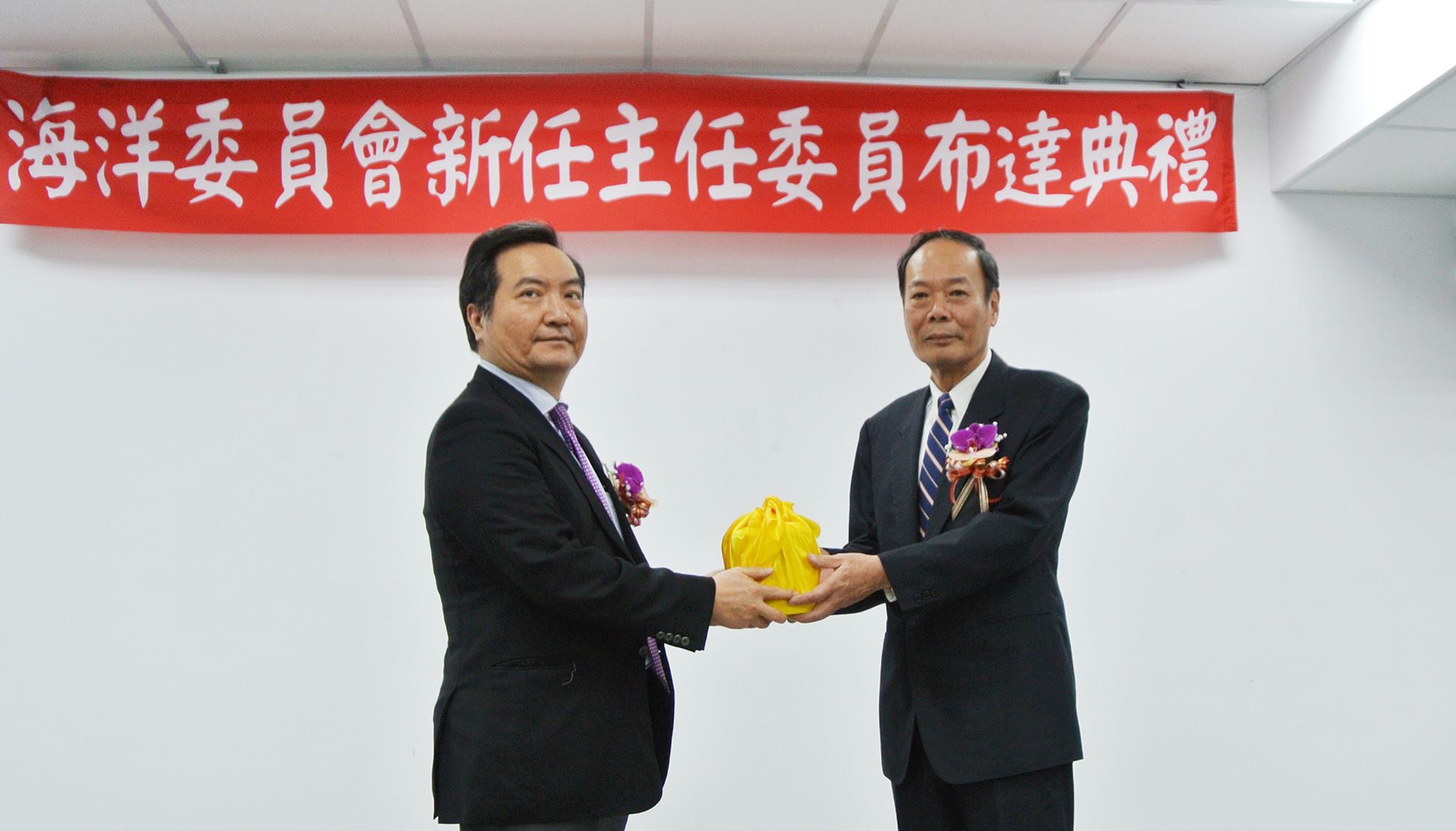 李仲威(右)2019年接任海委會主委,30日請辭獲准。翻攝海委會粉專