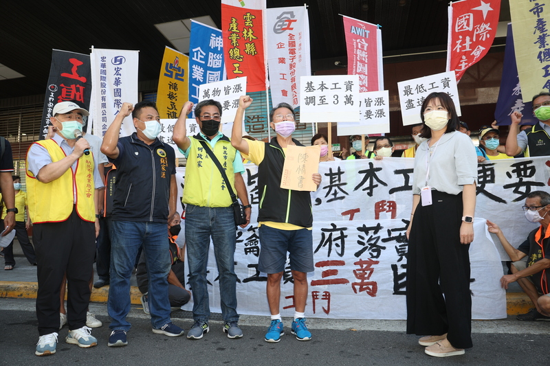 勞動部預計明天召開基本工資審議委員會,勞團呼籲基本工資月薪應調至2萬8000元以上。中央社