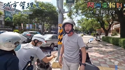 林為洲騎機車宣傳影片遭民眾檢舉多項違規。翻攝畫面