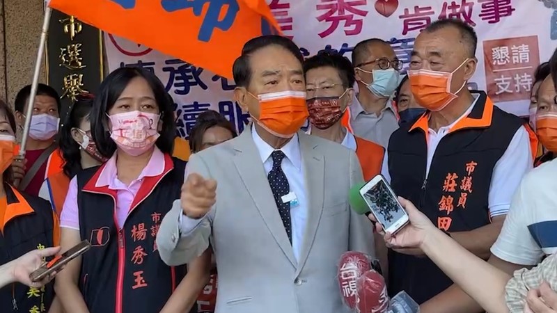 宋楚瑜（前中）31日陪同黨籍基隆市議員參選人登記參選。中央社